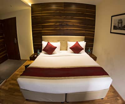 https://imgcld.yatra.com/ytimages/image/upload/t_hotel_yatra_city_desktop/v1486449291/Domestic Hotels/Hotels_New Delhi/Connaught Royale/Bedroom_23.jpg